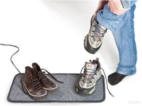 Wet shoes as the cause of the fungus development on the nails